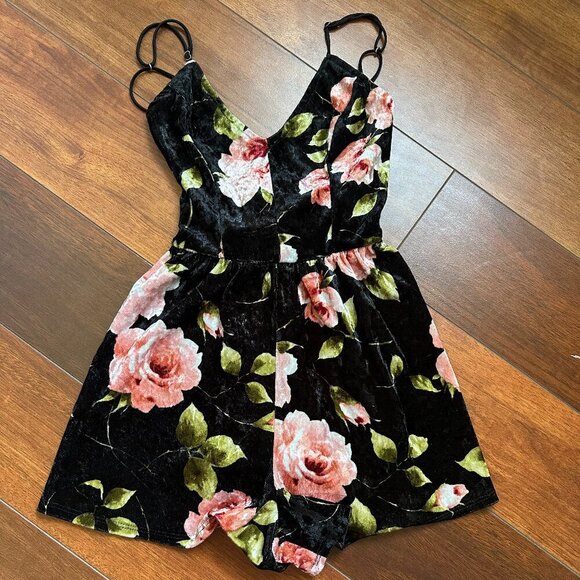 Ivy & Main Velvet Romper Black & Floral XS - Picture 1 of 6